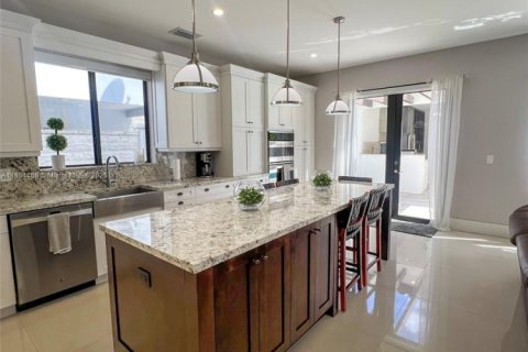 Снять в аренду виллу или дом в Майами, Флорида 5 спален, 390.65м2, № 1922160 - фото 27