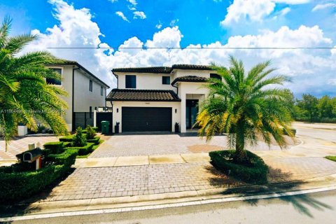 Снять в аренду виллу или дом в Майами, Флорида 5 спален, 390.65м2, № 1922160 - фото 1