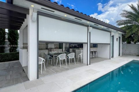 Снять в аренду виллу или дом в Майами, Флорида 5 спален, 390.65м2, № 1922160 - фото 10