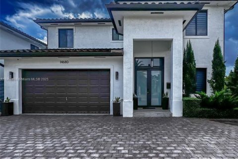 Снять в аренду виллу или дом в Майами, Флорида 5 спален, 390.65м2, № 1922160 - фото 2