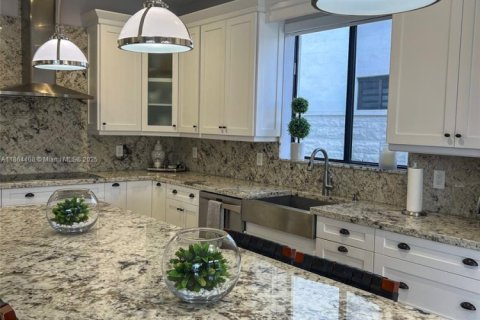 Снять в аренду виллу или дом в Майами, Флорида 5 спален, 390.65м2, № 1922160 - фото 21