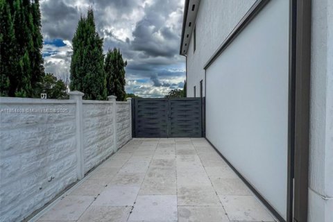 Снять в аренду виллу или дом в Майами, Флорида 5 спален, 390.65м2, № 1922160 - фото 9