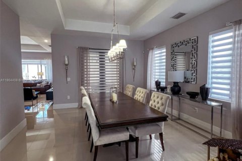 Снять в аренду виллу или дом в Майами, Флорида 5 спален, 390.65м2, № 1922160 - фото 17