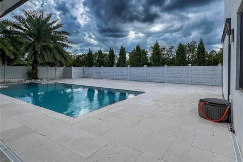 Снять в аренду виллу или дом в Майами, Флорида 5 спален, 390.65м2, № 1922160 - фото 6