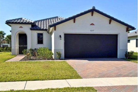 House in Ave Maria, Florida 3 bedrooms, 160.35 sq.m. № 1794564 - photo 1