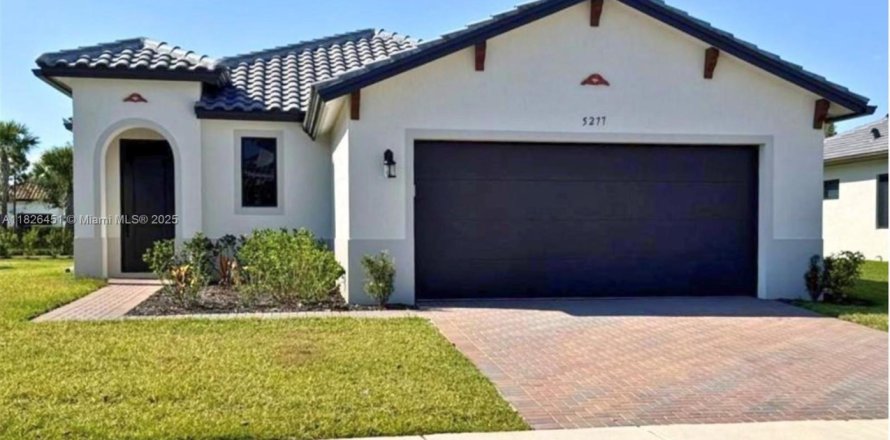 House in Ave Maria, Florida 3 bedrooms, 160.35 sq.m. № 1794564