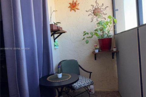 Condominio en venta en Hialeah, Florida, 2 dormitorios, 74.51 m2 № 2020655 - foto 9
