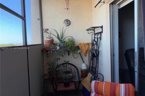 Condominio en venta en Hialeah, Florida, 2 dormitorios, 74.51 m2 № 2020655 - foto 10