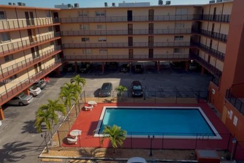 Condominio en venta en Hialeah, Florida, 2 dormitorios, 74.51 m2 № 2020655 - foto 23