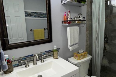 Condominio en venta en Hialeah, Florida, 2 dormitorios, 74.51 m2 № 2020655 - foto 13