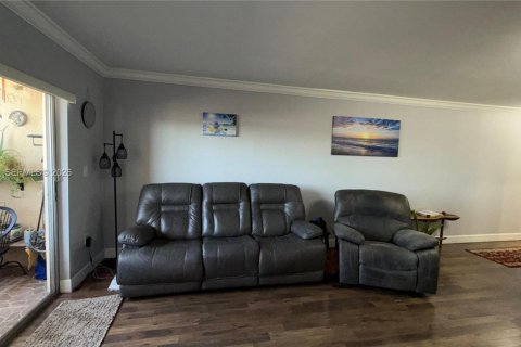 Condominio en venta en Hialeah, Florida, 2 dormitorios, 74.51 m2 № 2020655 - foto 8
