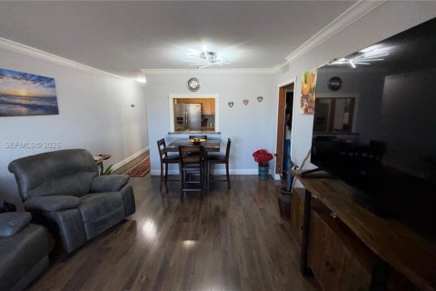 Condominio en venta en Hialeah, Florida, 2 dormitorios, 74.51 m2 № 2020655 - foto 4