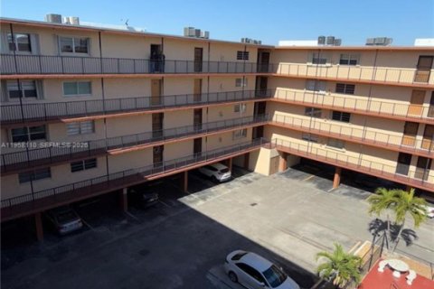 Condominio en venta en Hialeah, Florida, 2 dormitorios, 74.51 m2 № 2020655 - foto 22