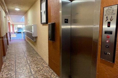 Condominio en venta en Hialeah, Florida, 2 dormitorios, 74.51 m2 № 2020655 - foto 24