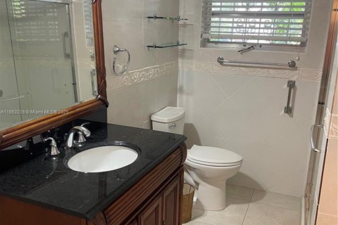House in Coral Gables, Florida 3 bedrooms, 193.24 sq.m. № 1891677 - photo 6