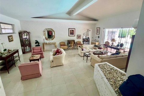 House in Coral Gables, Florida 3 bedrooms, 193.24 sq.m. № 1891677 - photo 2