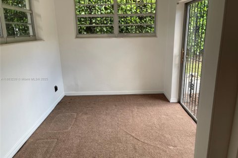 House in Coral Gables, Florida 3 bedrooms, 193.24 sq.m. № 1891677 - photo 8