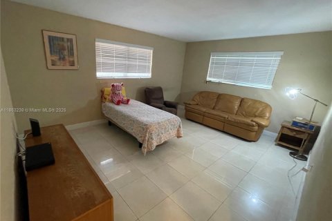 House in Coral Gables, Florida 3 bedrooms, 193.24 sq.m. № 1891677 - photo 12