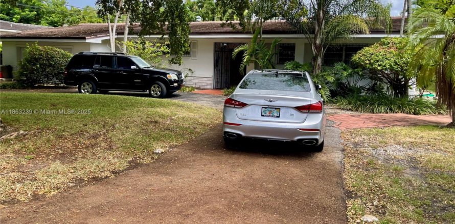 House in Coral Gables, Florida 3 bedrooms, 193.24 sq.m. № 1891677