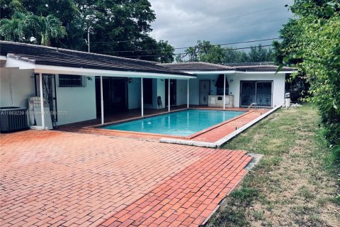 House in Coral Gables, Florida 3 bedrooms, 193.24 sq.m. № 1891677 - photo 10