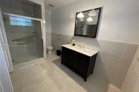 House in Coral Gables, Florida 3 bedrooms, 193.24 sq.m. № 1891677 - photo 7