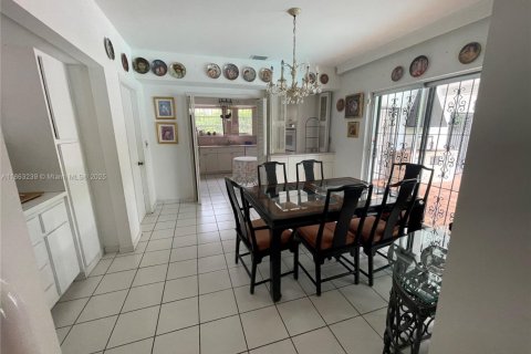 House in Coral Gables, Florida 3 bedrooms, 193.24 sq.m. № 1891677 - photo 3