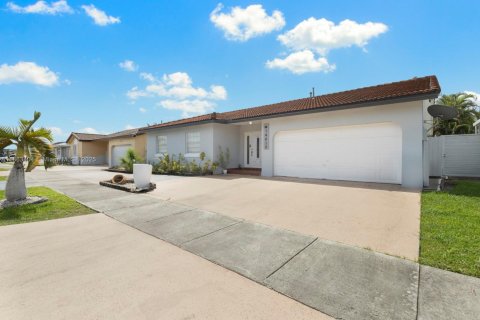 Купить виллу или дом в Майами, Флорида 5 спален, 169.92м2, № 1898179 - фото 1