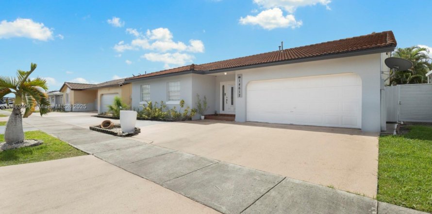 Дом в Майами, Флорида 5 спален, 169.92м2 № 1898179