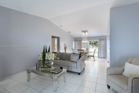 Купить виллу или дом в Майами, Флорида 5 спален, 169.92м2, № 1898179 - фото 7