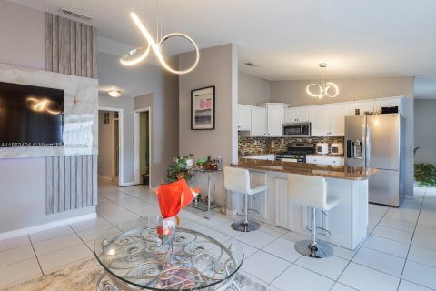 Купить виллу или дом в Майами, Флорида 5 спален, 169.92м2, № 1898179 - фото 9