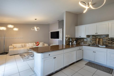 Купить виллу или дом в Майами, Флорида 5 спален, 169.92м2, № 1898179 - фото 2