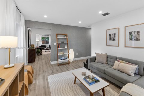 House in North Miami, Florida 3 bedrooms, 138.61 sq.m. № 2008431 - photo 21