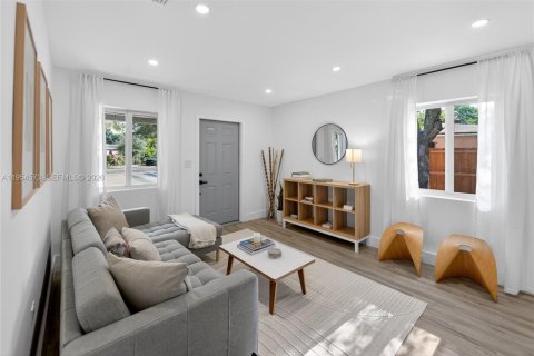 House in North Miami, Florida 3 bedrooms, 138.61 sq.m. № 2008431 - photo 22