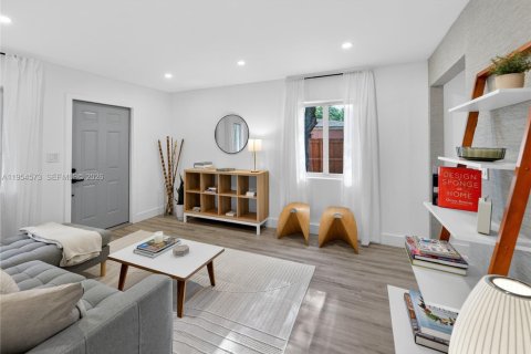 House in North Miami, Florida 3 bedrooms, 138.61 sq.m. № 2008431 - photo 8