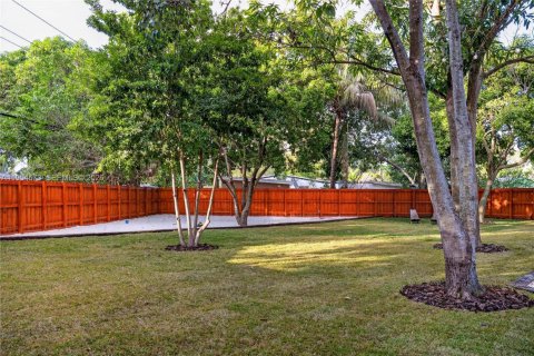 House in North Miami, Florida 3 bedrooms, 138.61 sq.m. № 2008431 - photo 15