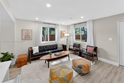 House in North Miami, Florida 3 bedrooms, 138.61 sq.m. № 2008431 - photo 14