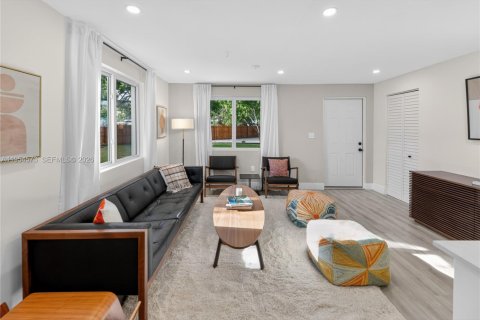 House in North Miami, Florida 3 bedrooms, 138.61 sq.m. № 2008431 - photo 25