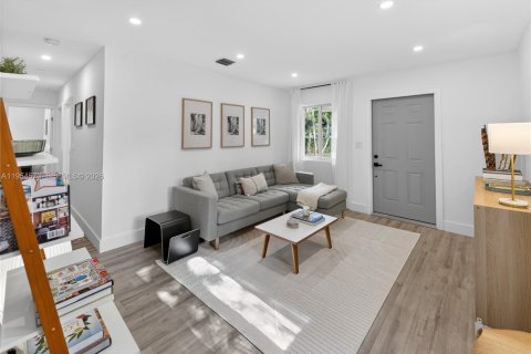 House in North Miami, Florida 3 bedrooms, 138.61 sq.m. № 2008431 - photo 23