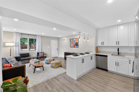 House in North Miami, Florida 3 bedrooms, 138.61 sq.m. № 2008431 - photo 6