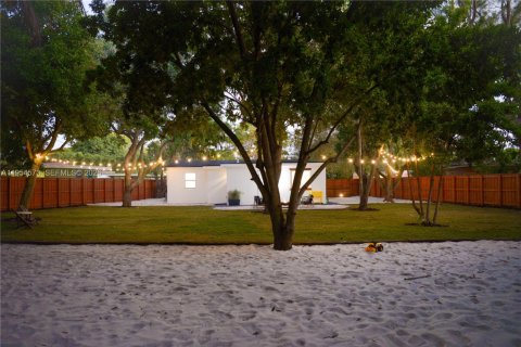 House in North Miami, Florida 3 bedrooms, 138.61 sq.m. № 2008431 - photo 18