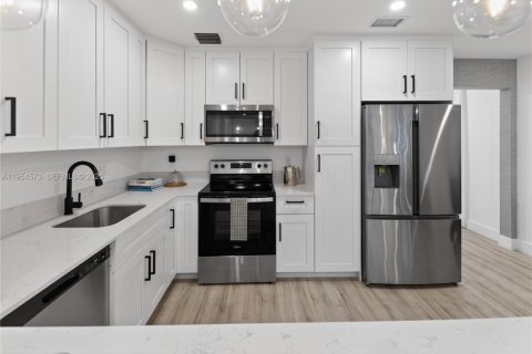 House in North Miami, Florida 3 bedrooms, 138.61 sq.m. № 2008431 - photo 5