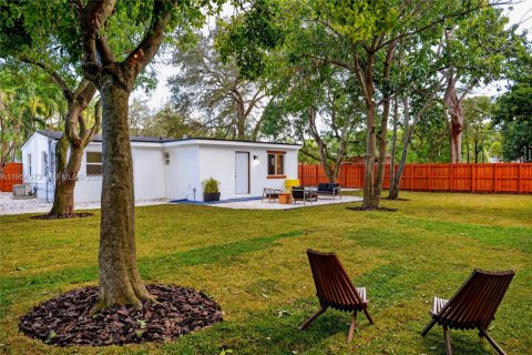 House in North Miami, Florida 3 bedrooms, 138.61 sq.m. № 2008431 - photo 4