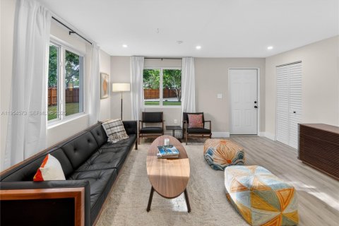 House in North Miami, Florida 3 bedrooms, 138.61 sq.m. № 2008431 - photo 17