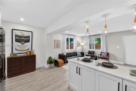 House in North Miami, Florida 3 bedrooms, 138.61 sq.m. № 2008431 - photo 11