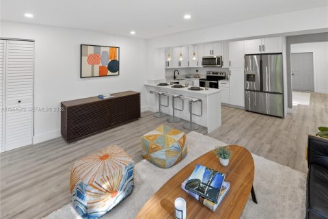 House in North Miami, Florida 3 bedrooms, 138.61 sq.m. № 2008431 - photo 19