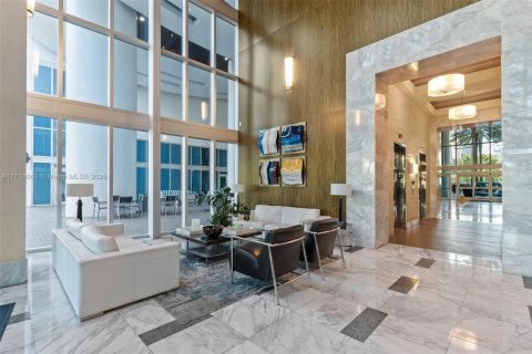 Condo in Miami, Florida, 3 bedrooms  № 2020943 - photo 27