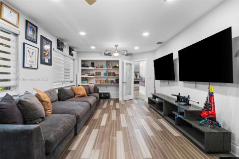 House in South Miami, Florida 5 bedrooms, 350.43 sq.m. № 1505989 - photo 10