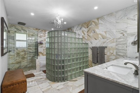 House in South Miami, Florida 5 bedrooms, 350.43 sq.m. № 1505989 - photo 28