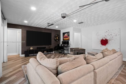 House in South Miami, Florida 5 bedrooms, 350.43 sq.m. № 1505989 - photo 7