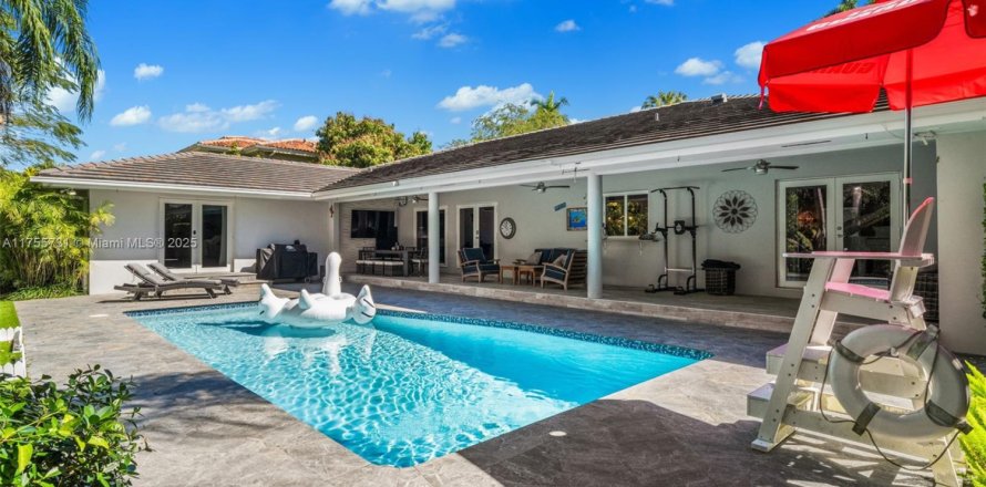 House in South Miami, Florida 5 bedrooms, 350.43 sq.m. № 1505989